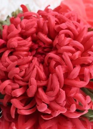 Шелковая хризантема «коралловая». цветы из ткани. брошь
