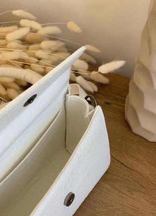 Мини-сумка белого цвета с тиснением8 фото