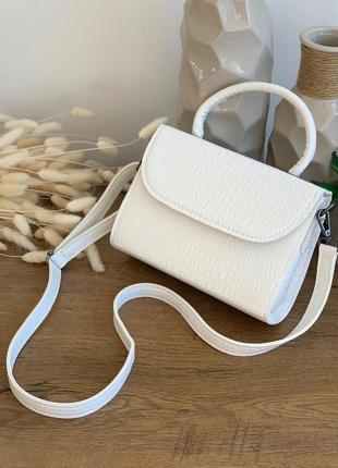Міні-сумка білого кольору з тисненням