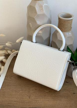 Міні-сумка білого кольору з тисненням5 фото
