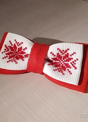 Вышитый галстук-бабочка в новогоднем стиле2 фото