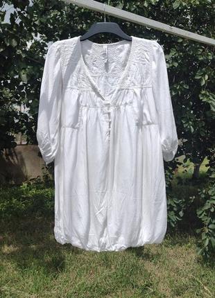 Нежное мягенькое белое платье с вышивкой stradivarius