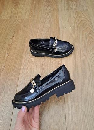 Черные лаковые туфли для девочки/лоферы1 фото