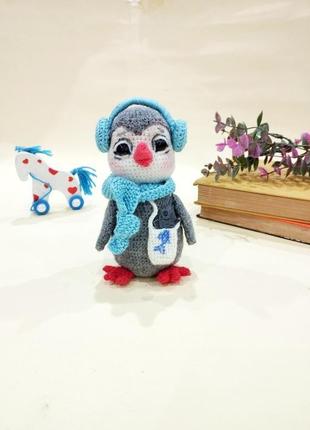 Пінгвін у шарфику, навушниках та з сумочкою. в'язана іграшка