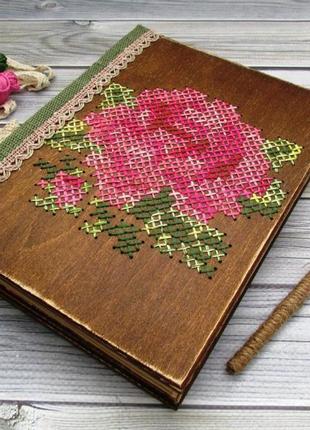 Деревянный блокнот с вышивкой "роза"2 фото