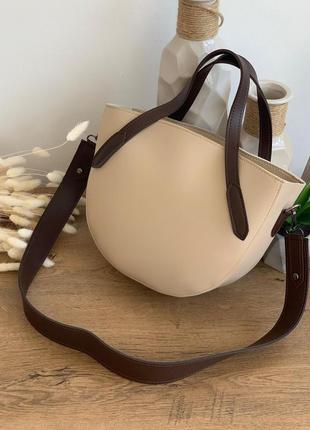 Вместительная полукруглая сумка бежево-шоколадного цвета