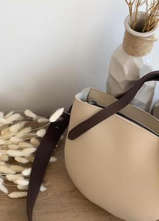 Містка напівкругла сумка бежево-шоколадного кольору3 фото