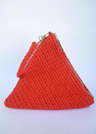 Красная женская сумочка-пирамидка связанная с трикотажной прижи9 фото