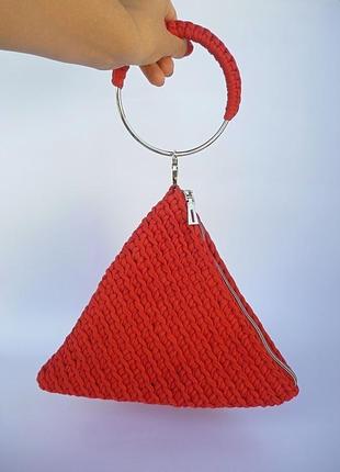 Красная женская сумочка-пирамидка связанная с трикотажной прижи3 фото