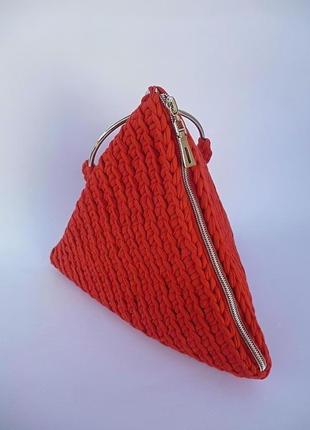 Красная женская сумочка-пирамидка связанная с трикотажной прижи6 фото