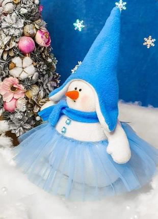 Мягкая игрушка ❄⛄"снеговик девочка "льдинка"⛄ ❄в голубой шапочке4 фото