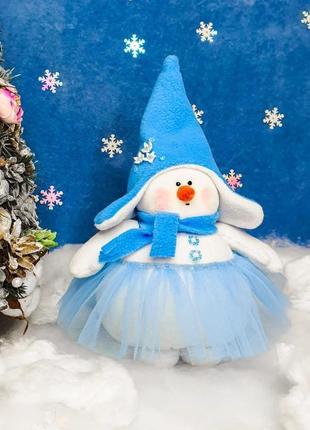 Мягкая игрушка ❄⛄"снеговик девочка "льдинка"⛄ ❄в голубой шапочке9 фото