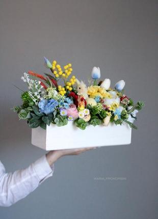 Пасхальная композиция с тюльпанами/композиция с цветами/композиция на стол / весенняя композиция