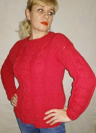 Ярко малиновый вязаный женский  свитер с косами. базовый красный пуловер1 фото