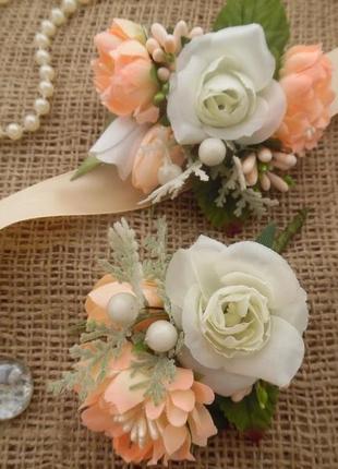 Комплект бутоньерок в стиле peach wedding набор бутоньерка  и цветочный браслет5 фото