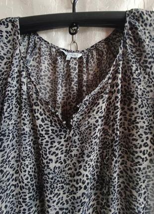 Очень красивая женская блузка туника под шифон с коротким рукавом.
 цвет серый леопард.
состав: 100%полиэстер.
б/у в очень хорошем состоянии.3 фото
