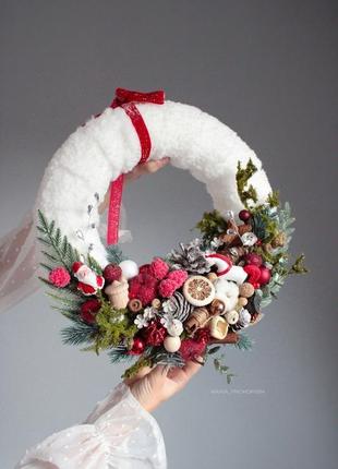 Різдвяний червоний вінок з хутром.