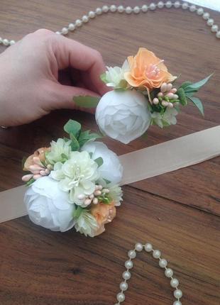 Комплект бутоньерок в персиковом цвете садебная бутоньерка повязка с цветами на руку1 фото