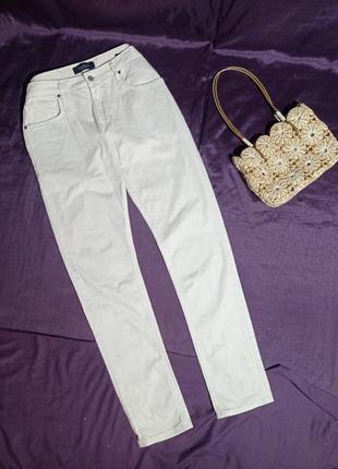 Джинсы слимы сливочного цвета принт разбрызгенные капли краски размер l xl недорого