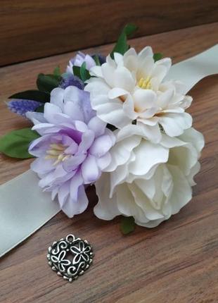 Бутоньерка на руку в кремово-лавандовом цвете цветочный браслет для свидетельницы, на выпускной3 фото