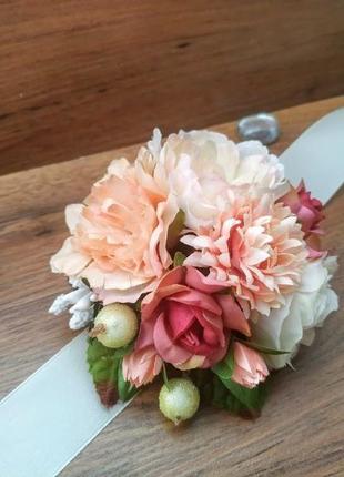 Бутоньерка на руку в персиковом цвете бутоньерка для подружек невесты4 фото