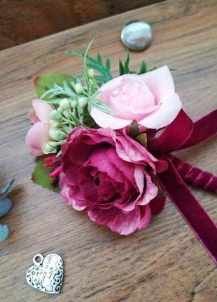 Бутоньерка для жениха в цвете бургунди бутоньерка для свидетеля10 фото