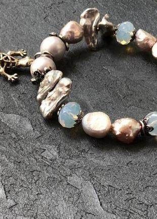 Авторський браслет на жорсткій основі з бароковим перлами,майорикой,місячним каменем "ігуана" 🦎2 фото