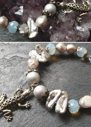 Авторський браслет на жорсткій основі з бароковим перлами,майорикой,місячним каменем "ігуана" 🦎6 фото
