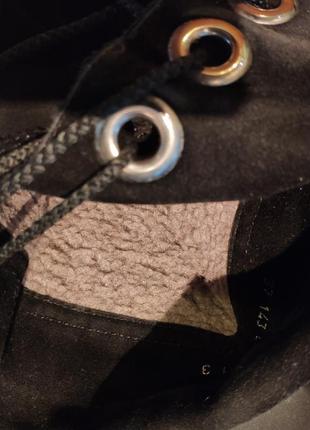 Высокие зимние замшевые кожаные сапоги ботфорты с овчиной черные без каблука9 фото