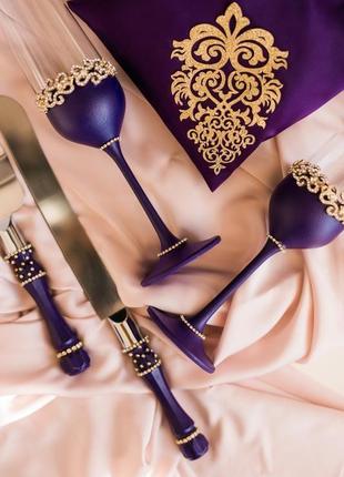 Свадебные бокалы фиолетового цвета восточные сказки с декором в золотом цвете2 фото