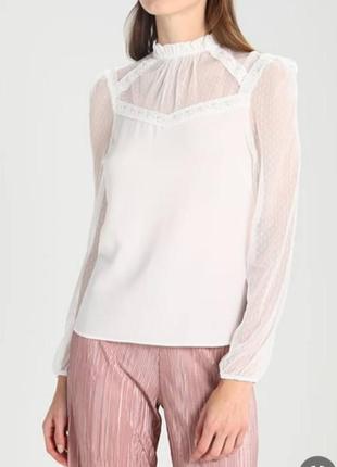 Комбінована мереживна біла блуза блузка плюметі з довгими рукавами і коміром стійкою з рюшею