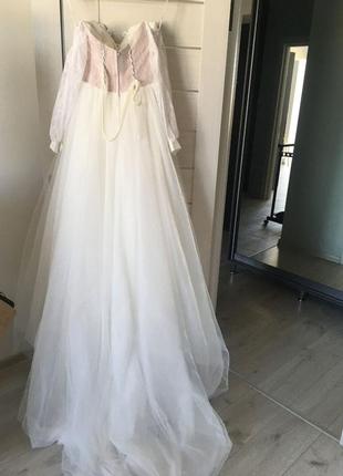 Свадебное платье в стиле бохо с длинным шлейфом6 фото