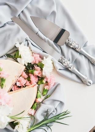 Приборы для свадебного торта белый сапфир. нож и лопатка в серебряном цвете1 фото