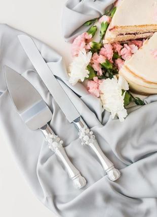 Прилади для весільного торта зимовий камінь. ніж і лопатка в білому кольорі1 фото