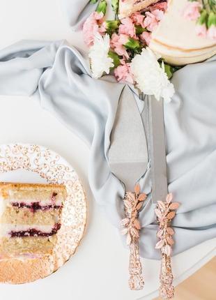 Прилади для весільного торта листочки. ніж і лопатка в золотисто-рожевому кольорі