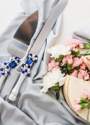 Прилади для весільного торта сапфір. ніж і лопатка в білому кольорі.3 фото