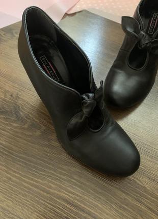 Черные ботинки сапоги ботильоны на каблуку натуральная кожа кожаные размер 38 5 avenue2 фото