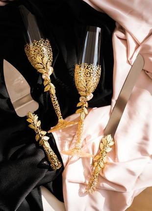 Набор на свадьбу золотые листики. бокалы  и приборы для свадебного торта с росписью золотого цвета1 фото