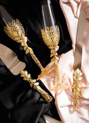 Набор на свадьбу золотые листики. бокалы  и приборы для свадебного торта с росписью золотого цвета2 фото