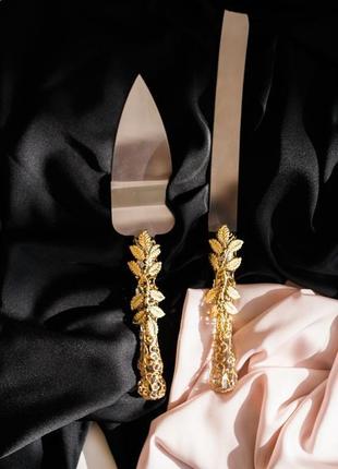 Набір на весілля золоті листочки. келихи і прилади для весільного торта з розписом золотого кольору4 фото