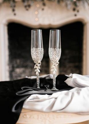 Набор на свадьбу серебряного цвета. бокалы и приборы для свадебного торта с серебряной росписью4 фото