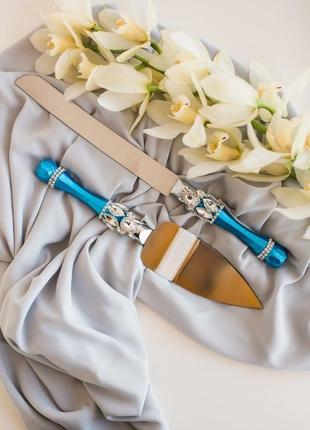 Набір на весілля багатий синій. келихи і прилади для весільного торта в синьому кольорі з декором3 фото