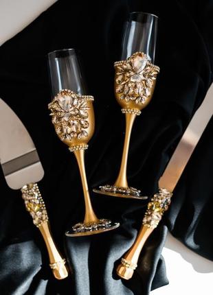 Весільний набір золотий сапфір. келихи і прилади для весільного торта в одному стилі5 фото