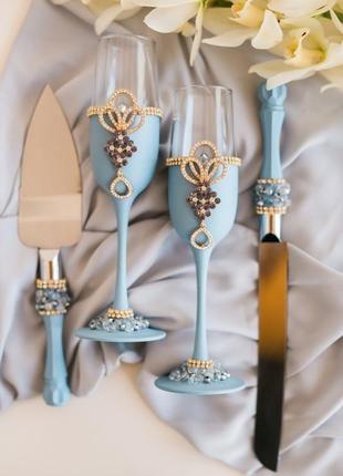 Весільний набір королівський блакитний. келихи і прилади для весільного торта в блакитному кольорі з декором1 фото