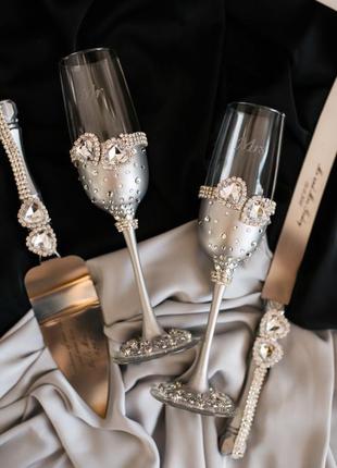 Набор на свадьбу кристальное сердце. фужеры и приборы для свадебного торта в серебряном цвете1 фото