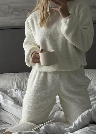 Молочная пижама из плюша - штаны и кофта2 фото