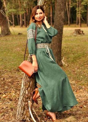 Невероятно женственное длинное платье зеленого оттенка3 фото