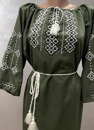 Стильна жіноча сукня на зеленому полотні ручної роботи. с - 6886 фото