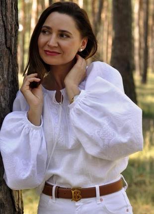Жіноча вишиванка з об'ємною вишивкою білим по білому3 фото