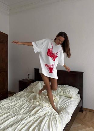 Женская футболка белая оверсайз с принтом нижнего белья красного 42-464 фото